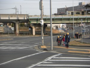 ６年生の班長さんを先頭に学校へ向かいます。(7:35)