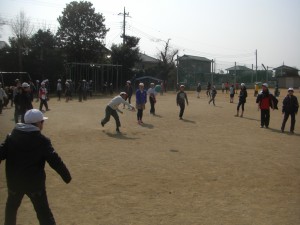 ドッジボールで遊ぶ子どもたち(13:15)