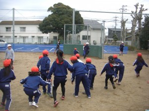 「だるまさんが　こ・ろ・ん・だ！」みんなで遊ぶ１年生(13:20)