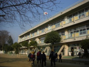 新館校舎玄関入り口付近　登校する子どもたち(7:40)