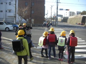 鹿島高校北交差点で，信号待ちをする子どもたち(7:35)