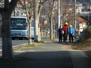 下級生を見守りながら，学校へ向かう６年生の班長さん(7:40)