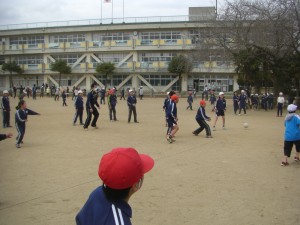 先生と一緒にドッジボールをする子どもたち(13:25)