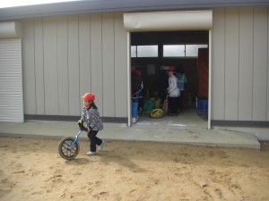 倉庫のかぎを開けてもらい，さっそく一輪車の練習を始める１年生(13:10)