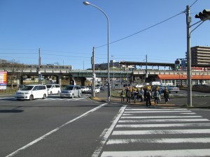 鹿嶋神宮駅前　登校班で学校へと向かう子どもたち(7:25)