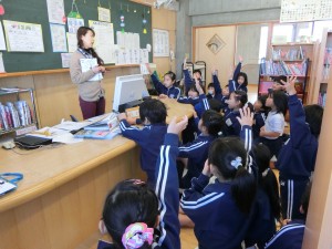 図書館司書の先生の話を聞く