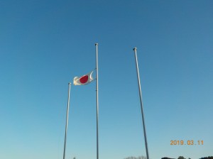 雨上がりの空にたなびく半旗\