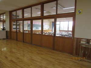 2年2組の教室は閉鎖中で閑散としています。\