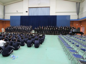 卒業式会場を作ってくれた２年生に３年生から歌のプレゼント\