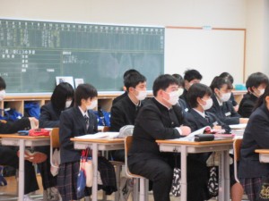 校長先生のメッセージを真剣に聞く様子\