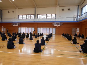 校長先生のお話を聞く（２年生）\