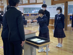 3年生　3学期の学級委員の任命式がありました