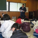 水産事務所の方の話を熱心に聞く子ども達