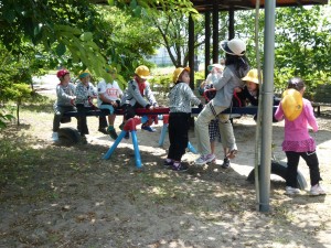 P1050323 みんなでシーソー,楽しいな♪