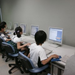 P5020062 3年生。今日はマウスを使って文字とイラストをいれました。次はキーボードに挑戦しようね!\