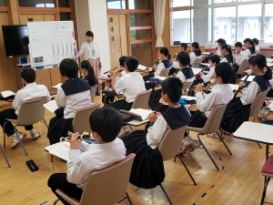 1年生の音楽の授業です 玉造中学校