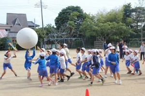 IMG_2199 大玉おくり:低学年も頑張っています。\