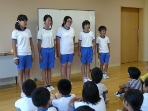 P1060308 今日の児童朝会は、放送委員会の発表です。\