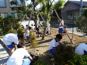 P1060346 3年生と4年生による奉仕活動\