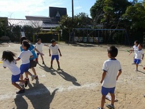 P1060350 2年生と4年生によるリレーの練習\