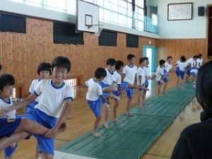 P1060353 4年生以上による組体操練習\