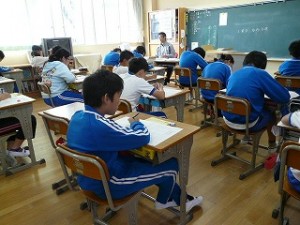 P1060498 頑張れ6年生(テスト問題に集中)\\\