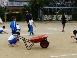 P1060538 2年生と5年生の奉仕作業:グラウンドの石拾い\