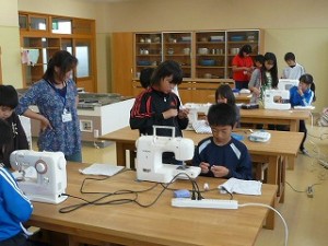 10.24.2 5年生 家庭科~ミシンの使い方もなれてきたようです。直線ぬいの練習をしています。\\