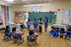 IMG_2561 女子グループ「書き初め大会」について発表しています。"