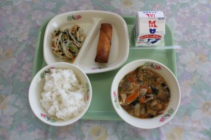 IMG_2675 今日の給食は野菜たっぷり中華丼でした。給食の時間は毎日、給食委員会が「ワンポイント栄養」を放送でよみあげてくれます。今日は「野菜は、体の調子を整えてくれます。好き嫌いせずに食べましょう」とのよびかけがありました。\