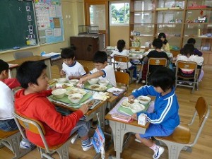 P1070203 給食風景:1・2年生\