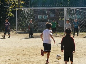 P1070377 昼休みは、元気に外で遊んでいます。\