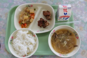 IMG_3408 今日の給食は市内の小学校のリクエスト献立でした。\\