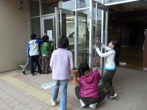 P1070880 今日の奉仕作業は、玄関の窓ふき作業です。\