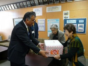 P1080200 すはま会の皆さんからの雑巾贈呈