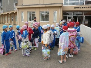 P1080325 緑地公園のプールへ出発