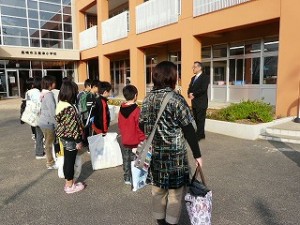 P1080327 5年生:校外学習へ出発