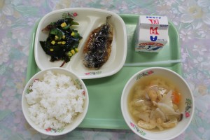 IMG_3421 今日の給食に出たイワシの蒲焼きを教頭先生がおかわりをしました。おいしかったです。"