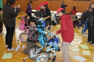 IMG_3789 封筒の中に「あたり」「はずれ」が入っているものを一緒に見つけるゲームをしました。みんな夢中になって楽しんでやっていました。\