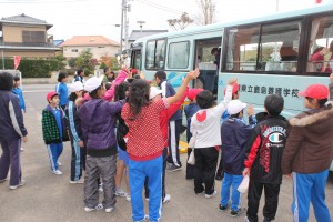 IMG_3806 一緒に過ごしたペアの子に一生懸命手を振ってお別れしました。\