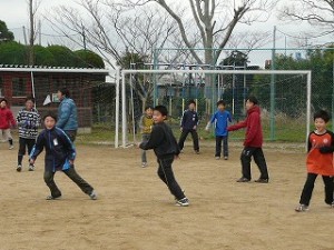 P1080466 元気にサッカーをやっています。\