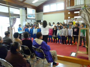 P1080578 「ぼくらの町は川っぷち」を歌いました。\\
