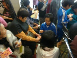 P1080611 地域の方とお話をしながらビンゴゲームを楽しみました。\\
