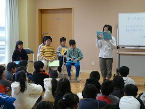 P1080761 代表児童による作文発表