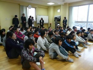 P1080766 終業式の様子 真剣に聞いています。\