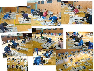 23年書き初め大会1 3年生以上は体育館で行いました。\\\\\