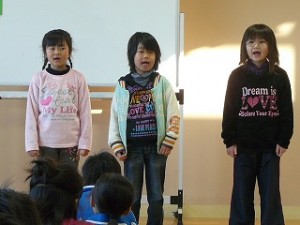 P1090035 英語の歌を歌いました。\
