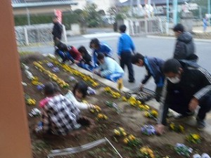P1090325 1年生・6年生による奉仕活動(草抜き作業)\