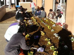 P1090345 今日の奉仕作業:2年生と5年生(花壇の草抜き)\
