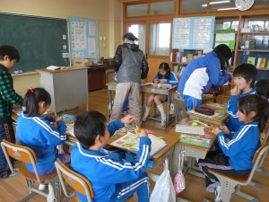 P1090377 3年生は算数の授業で「二等辺三角形と正三角形のしきつめ」を学習しました。色画用紙を切って楽しく活動しました。\